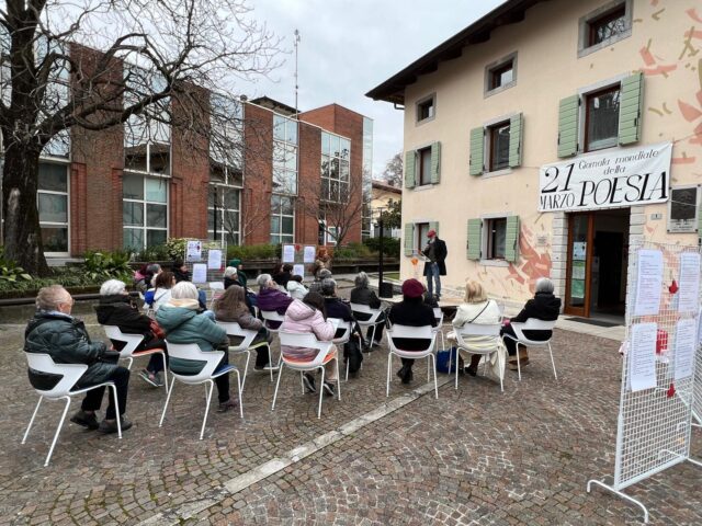 letture nella piazzetta per la giornata mondiale della poesia 2025 Ronchi dei Legionari